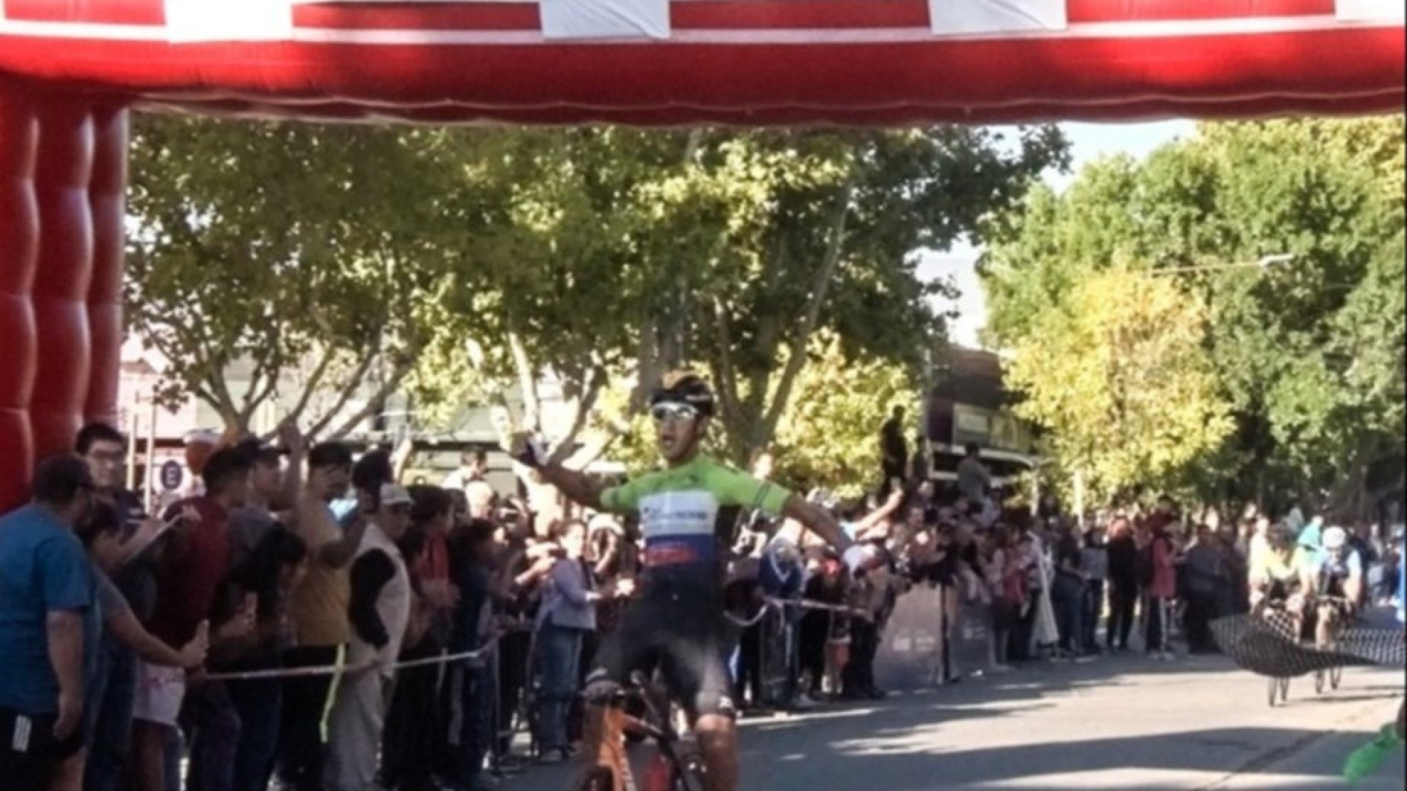 Emiliano Contreras conquistó la gloria al imponerse en la Vuelta de Alvear